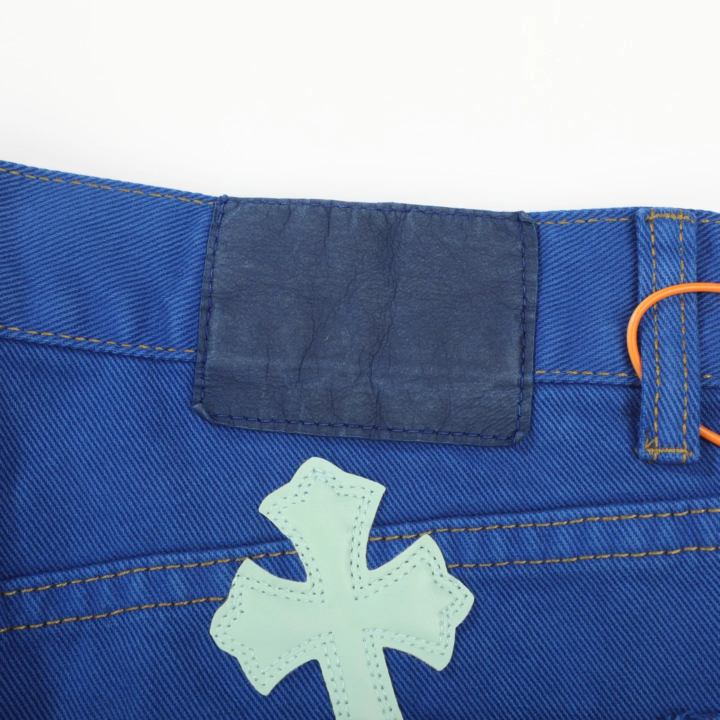 P260 Chrome hearts｜ch Chrome hearts London limited dopamine blue leather jeans, counter price 22W level, patchwork cross pattern embellishment, washed jeans! ! An absolutely high-end luxury product, a 1.9W-level god-level single product, a super popular product, made by top heavy industry, a magic weapon that cannot be missed! [About Zangyin] This is an extremely luxurious fashion brand that can also be called the aristocracy of the high street. It has always been an exclusive brand for some hipsters or rich second generations. Compared with ordinary high streets, it is more luxurious and noble. Compared with luxury brands, it is more fashionable and individual. It has always been a brand that I have a special liking for. [Top heavy industry fashion design] Consistently high-street luxury style. Speaking of this style, the Zangyin family and GU family are definitely the leading representative brands. Especially the Zangyin family has really achieved a state-of-the-art effect in creating high-street style. The unique washed material is used to create this style. The color system is already quite eye-catching. After it is decorated with patchwork cross flowers, it cleverly highlights the charm of the brand. Secondly, this style uses classic The high-waist cutting design highlights the long legs and fashionable temperament of the upper body. The brand is highly recognizable and the slim fit configuration is more suitable for daily wear. It is a product that interprets personality, fashion, and specifications at a glance. This single product is enough to make any fan excited. It can be a white T-shirt for a youthful college style, or a tight suspender for a royal style. It has strong matching ability and can be easily controlled by men.  [Materials and craftsmanship] Needless to say, this point goes without saying. As an excellent craftsman brand, Zangyin’s requirements for details and craftsmanship are really perfect. The washed color of this model has gone through so many processes, not to mention the embellishment of denim appliques. It is also purely hand-made and sewn. Just like what they believe in, only hand-made things have soul and have the meaning of wear. A top-notch heavy-duty fashionable denim item, I look forward to your perfect interpretation! !   Color: Dark blue Size: S-XL (28 30 32 34) Pants length: 101/103/105/107 Waist: 78/82/86/90 Recommended height: 170/175/180/185 Recommended weight: 120/140/160/180